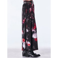 画像2: 【2026AW先行予約】kiryuyrik キリュウキリュウ / Goth Flora Suede Satin Wide Tuck Slacks (2色展開) (2)