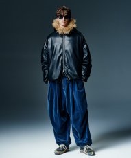 画像9: 【glamb 2026 Winter先行予約】glamb グラム / Indigo Velveteen Knee Tuck Pants (1色展開) (9)